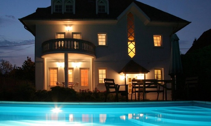 Siofok Maison | Propre maison de 240 m² avec piscine privée, climatisation, en centre ville, à 300 m de la Plattense