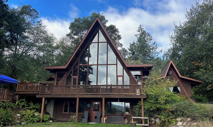 Vashon Island Maison | Private, 3 Acre Vashon Island Estate with Spectacular Views - Sleeps 12!