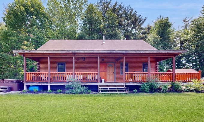 Scarborough Maison | Private 3BR waterfront home, hot tub, pool table, sandy beach, BBQ, w/d, wifi