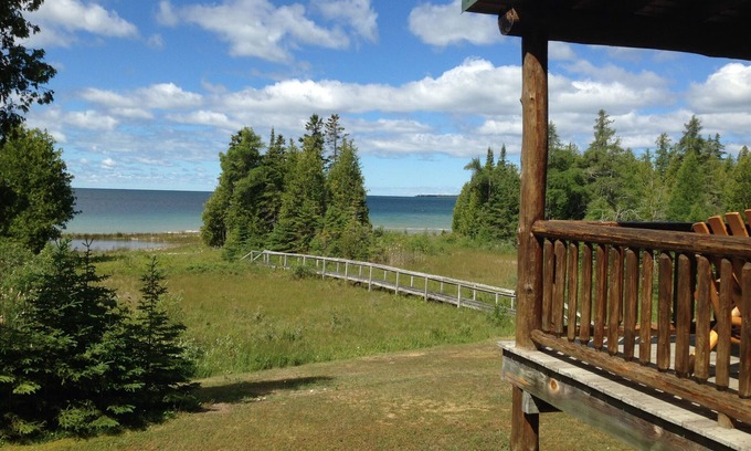 St Ignace Cabine | Private 4 Acre Accueil sur le lac Michigan Minutes de l'action en Downtown St. Ignace.