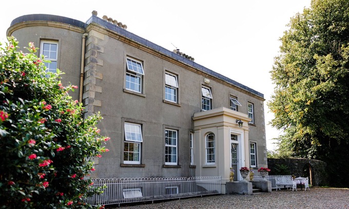Craigavon Maison | Private 4 bedroom wing in Georgian Linen House w/modern twist (Pet Friendly)