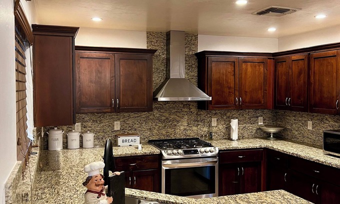 Green Valley Maison | Private 4bd 2ba, Kbed, 5TVs, 2 65” tv, 6beds,AC, WiFi, 2 Story Home