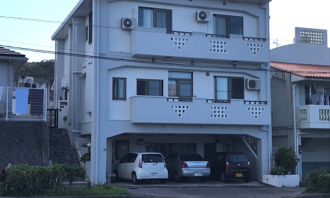 Nago Maison | Chambre privée au 1er étage avec bon environnement (kitchenette + chambre pour 1 à 4 personnes + salon + toilettes et douche uniquement)