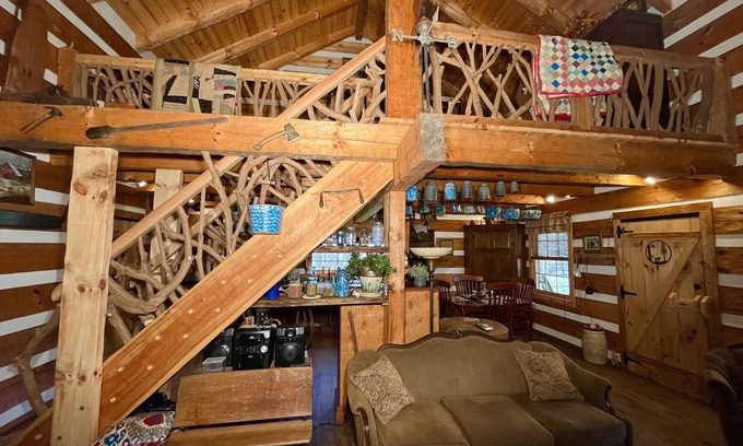 Connellys Springs Cabine | Private adult couples retreat by a relaxing creek.