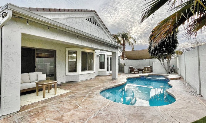Neely Farms Maison | Private and Charming Vacation Home near Downton Gilbert - Pool/hot tub/fireplace