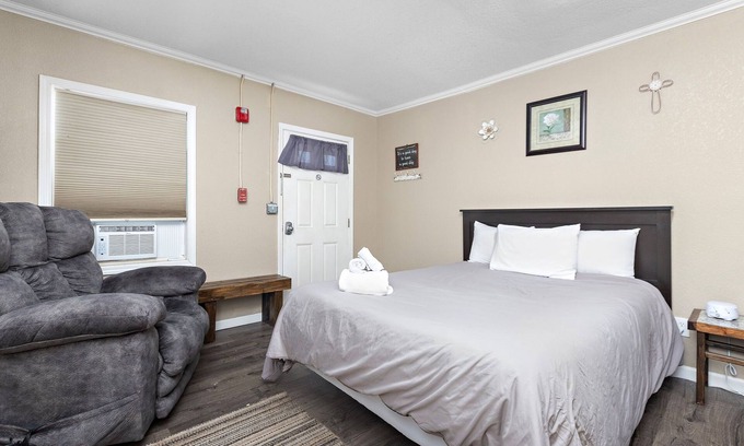 Paola Appartement | Private and cozy apartment in small town Kansas!