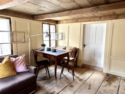 Brunnadern Appartement | Private Apartment in Farmhouse Rosalie