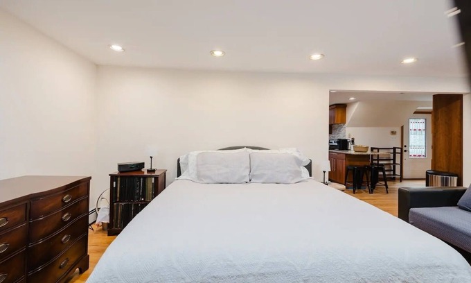 Glen Head Appartement | Private Apartment on tree lined 2 acre estate. Close to beaches, farms and NYC.