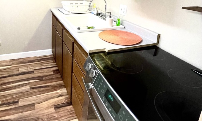 Manchester Appartement | Private apartment with kitchen & laundry in North End - Flexible cancellation!