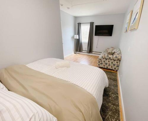 Coram Appartement | Private Apt King Suite, L.I, NY-Hamptons to NYC