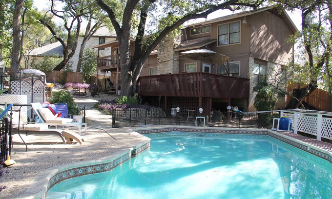 Woodhaven Maison | Private Austin Oasis, sleeps 10+, 4 Rooms, Game, Campfire, Playscape, Pool, Tent