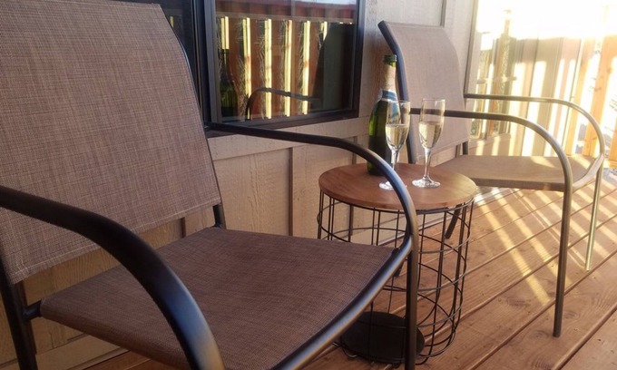 Tombstone Cabine | Private balcony, walk to everything, free wifi Miners Cabin #3 (2 Double Beds)