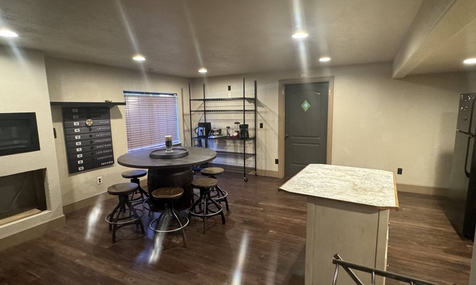 Herriman Maison | Private Basement With Home Theater & Fast WIFI