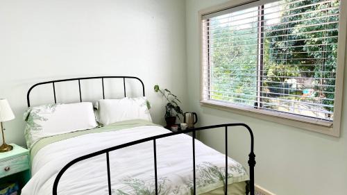 Marsfield Maison | Private bath garden view guest room pet friendly