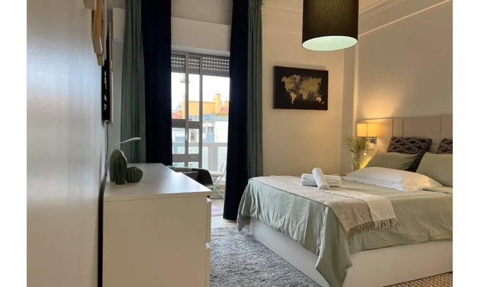 Reboleira Appartement | Private bathroom in apartment shared with other guests