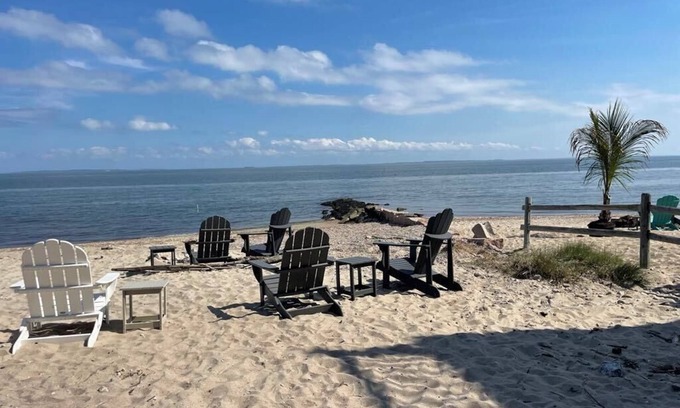 Old Lyme Maison | Private Beach - Charming 3-bedroom cottage in peaceful Old Lyme with WiFi, AC