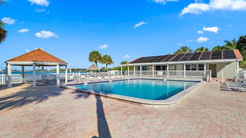Bayview Maison | Private Beach Condo Mins To Beach, Pool, Hot Tub