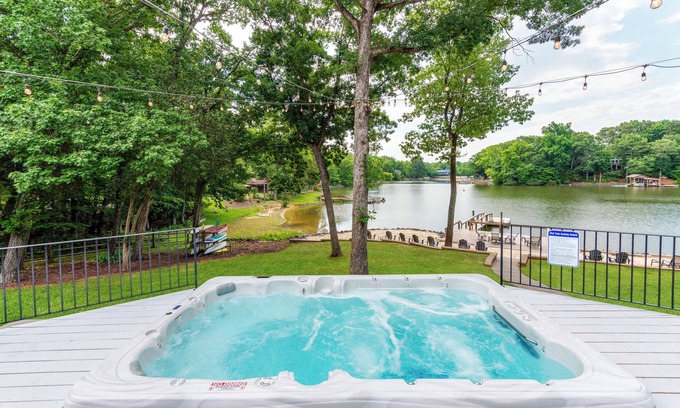 Bowling Green Maison | Plage privée + bateau! Élégante spacieuse 6BR / 6ba Lakefront House 20 minutes de CLT