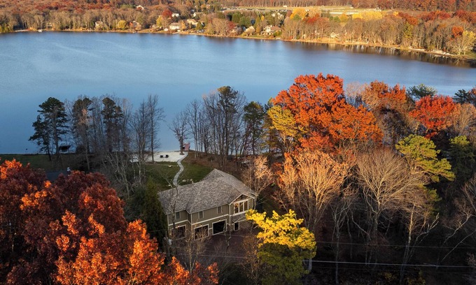 Jim Thorpe Maison | Private Beach & Dock, Pickleball, Kayaks, Pool table, Firepit, 240V-EV