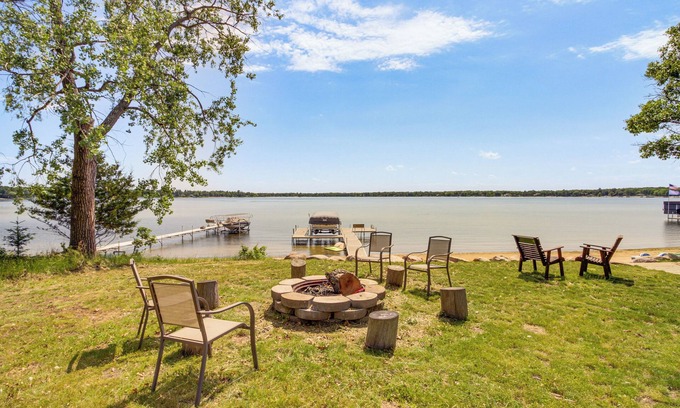 Baxter Cabine | Private Beach & Dock: White Sand Lake Retreat!