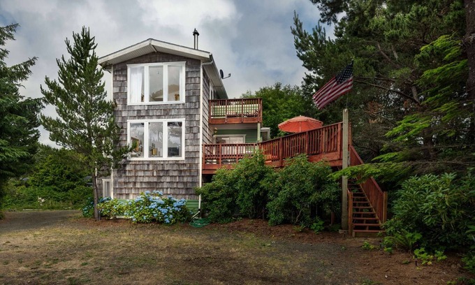 Gleneden Beach Maison | Retraite plage privée sur 1 + acres de terrain boisé à une minute de marche de la plage w / Table de billard et bain à remous