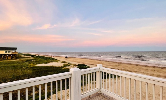 Gilchrist Maison | BREATHTAKING VIEW! Private Beachfront Rental - EV Charging