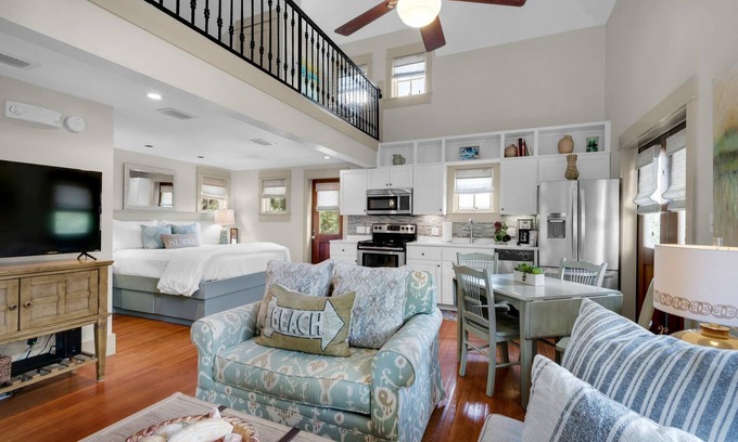 Rosemary Beach Cottage | Emplacement fantastique !!!- Côté sud, marches menant à la plage et à la cour extérieure - 2 vélos