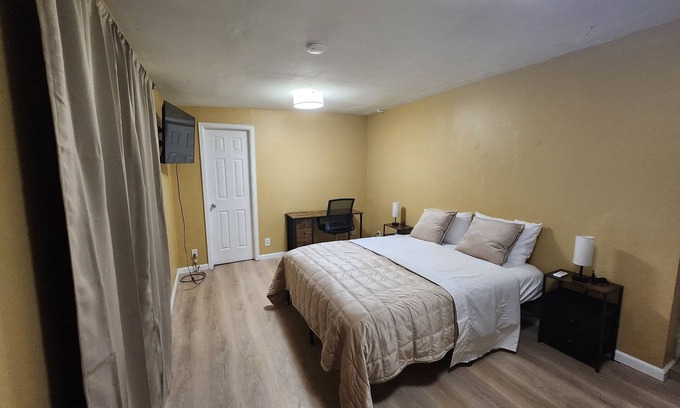 East Colfax Maison | Private bedroom and bathroom in Denver. Private entrance and wifi