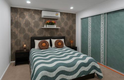 Papatoetoe Maison | Private Bedroom and Large Deck Separate Entrance