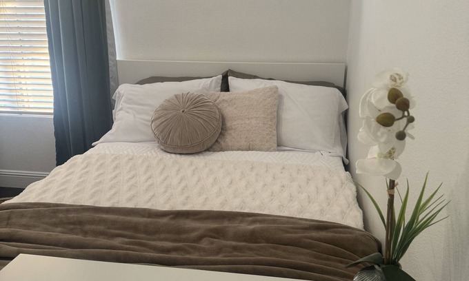 Bonita Long Canyon Appartement | Private bedroom/bath in a family shared home.nn