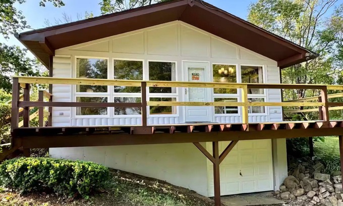 Hamburg Cabine | Private Cabin Getaway on Expansive 75 Acres