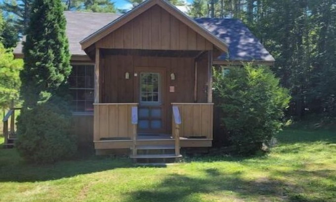 Wolfeboro Cabine | Private Cabin with access to Rust Pond Ferris