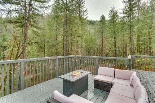 Lakehead Maison | Private Cabin with Forest Views and Grill in Lakehead!