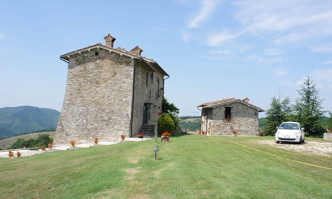 Nerbisci Autre | Chateau Prive' Gubbio Perugia Ombrie, 8 personnes, jacuzzi, jardins, bbq terrace