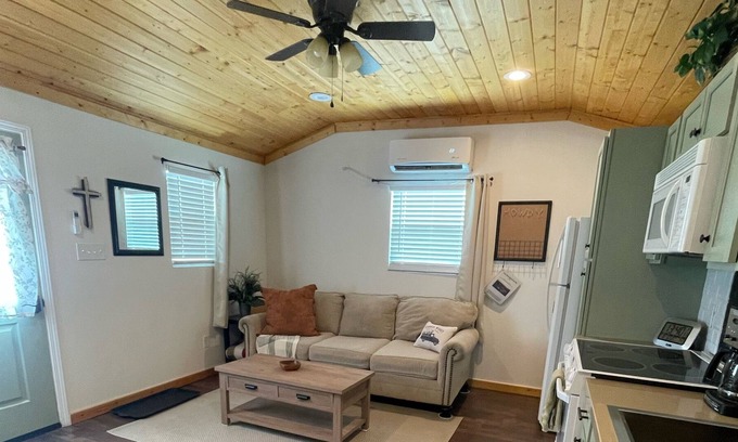 Bryan Cabine | Private charming deluxe cabin on 12-acres