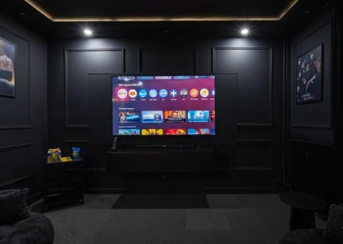 Dreux Appartement | Private Cinema and Gaming Room Getaway