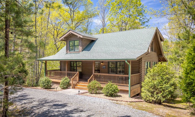 Nebo Maison | Cabine fermée privée avec foyer extérieur niché dans les contreforts des Blue Ridge Mtns.