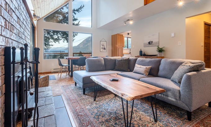 Sandy Hook Maison | Private Coastal Modern Cabin - Outside sechelt & a 5 minute walk to the Beach!