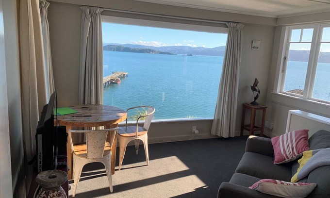 Lowry Bay Appartement | Private & cosy 1 bedroom. Amazing sea views, separate lounge and full kitchen.