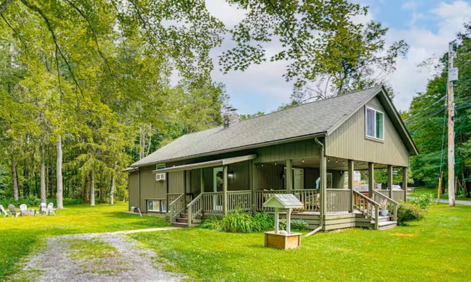 Austerlitz Maison | Private Cottage Close to Shopping, Skiing, Swimming, Hiking, Biking and Dining.