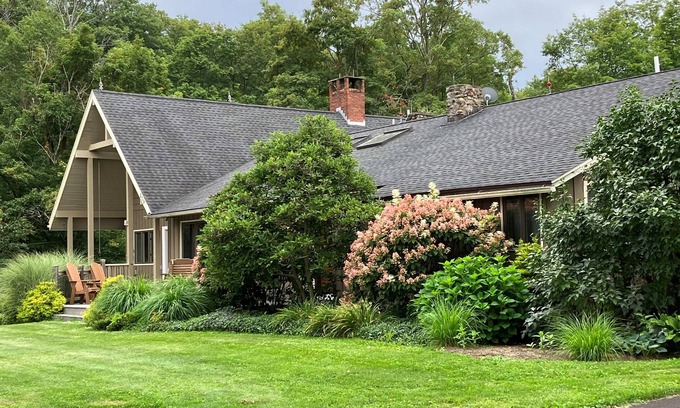 Ithaca Maison | Private Country Home Near Wineries, 6 Bdrm, 4 ba, Hot Tub, Firepit & Billiards