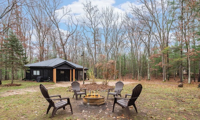 Baldwin Cabine | Private Cozy Cabin in the woods minutes from Baldwin with WiFi, AC and Hot Tub