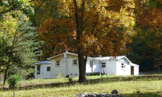Lindside Cottage | Privé, Cozy Cottage Niché sur la montagne de Peter.