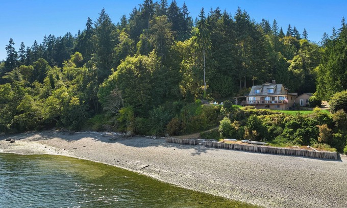 South Colby Maison | Private & Cozy Waterfront Retreat: Rainier to DT Seattle VIEWS, A/C, Pool Table!