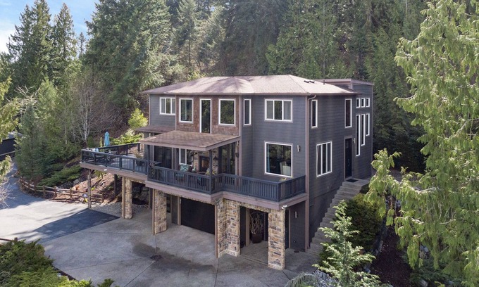 Bonney Lake Maison | Private custom entertaining home on the hill w view of valley & river
