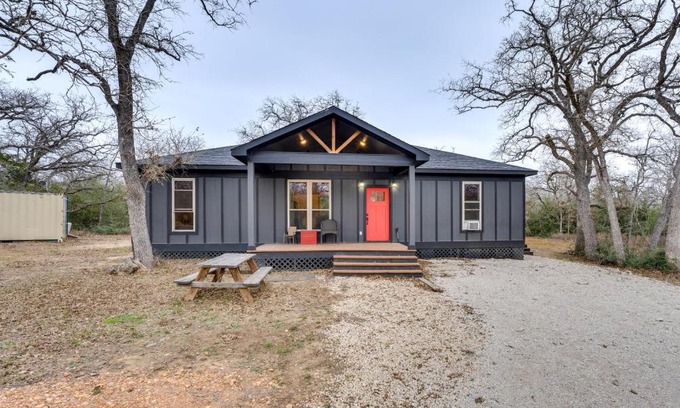 Waelder Maison | Private Deck and Forest Setting Waelder Cabin!
