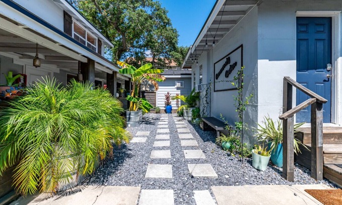 St. Petersburg - Clearwater Appartement | Private Deck Pet Friendly Spacious Courtyard