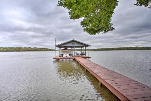 Log Cabin Maison | Private Dock and Fire Pit Cedar Creek Lake Home