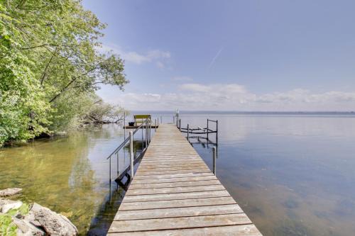 Fond du Lac Maison | Private Dock and Yard Tranquil Lake Winnebago Home