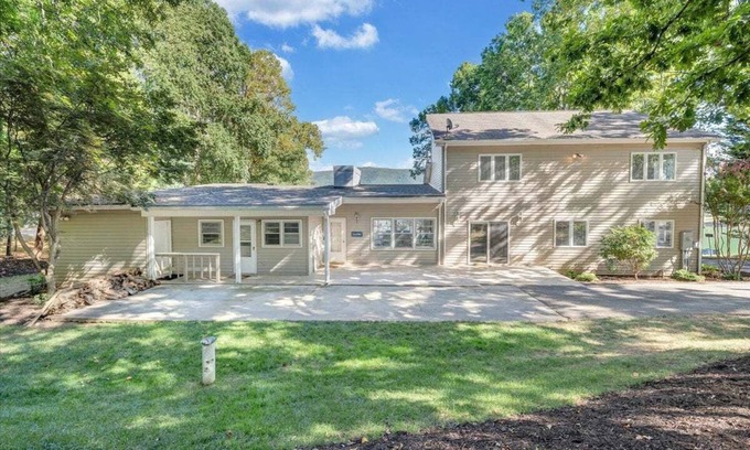 Smith Mountain Lake Maison | Thomwells Family Affair - Private Dock, Sleeps 18!